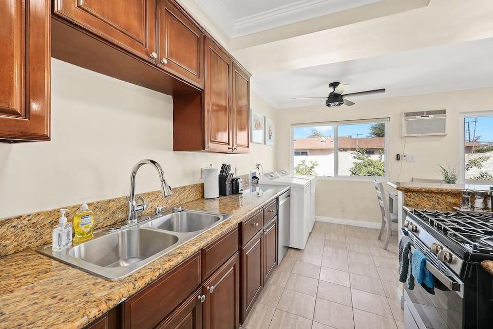 Sunny & Cheerful Near I-10 ~ Queen Beds ~ Parking Hotel in Alhambra