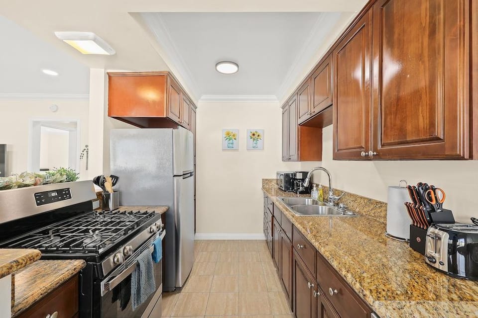 Sunny & Cheerful Near I-10 ~ Queen Beds ~ Parking Hotel in Alhambra