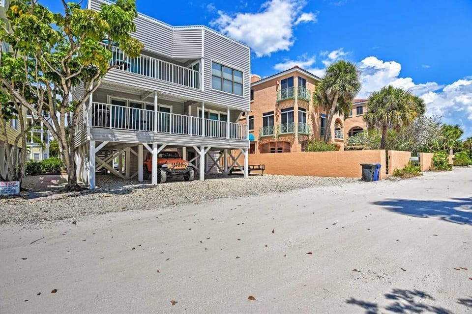 Coastal Surfside Swank by Beachside Management Hotel in Siesta Beach