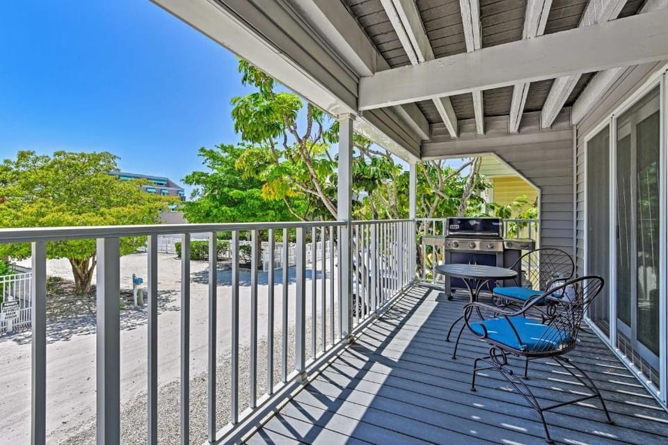 Coastal Surfside Swank by Beachside Management Hotel in Siesta Beach