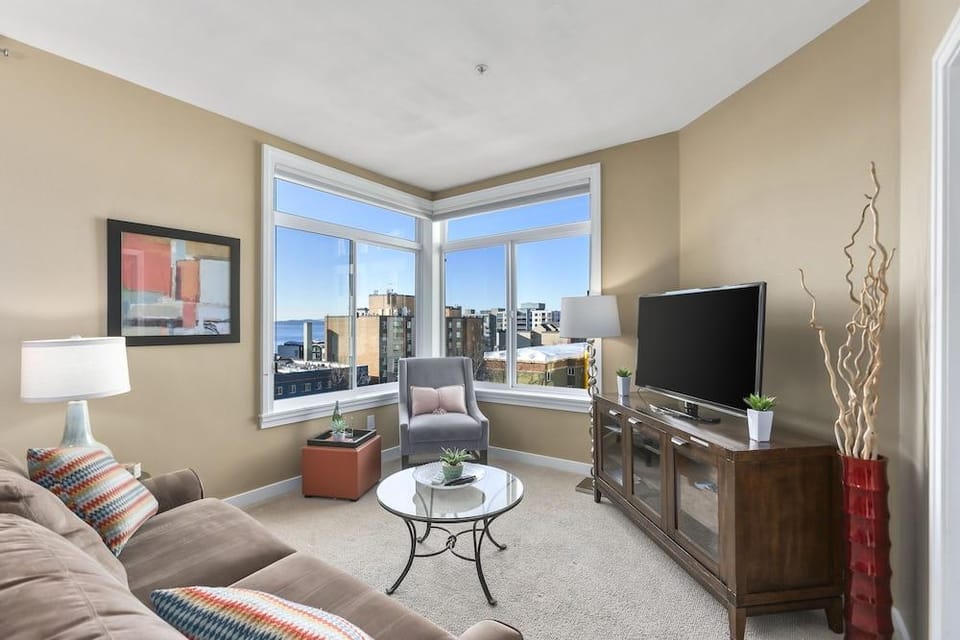 Corner Unit in the Middle of It All Hotel in Belltown