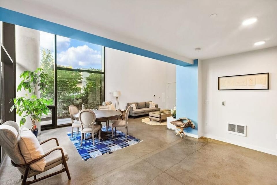Airy and Open Corner Loft - 92 Walkscore Hotel in Redmond