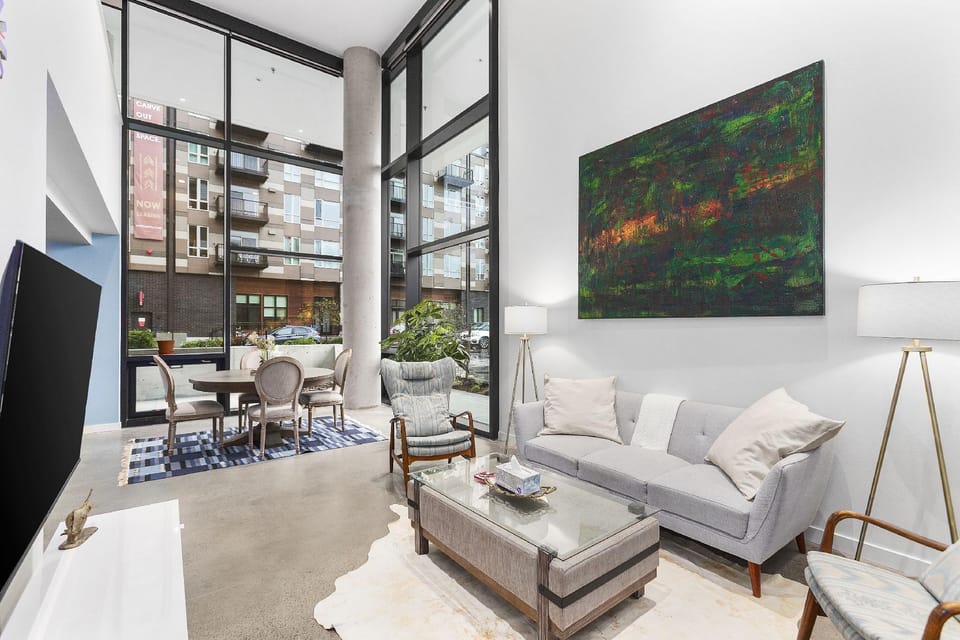 Airy and Open Corner Loft - 92 Walkscore Hotel in Redmond