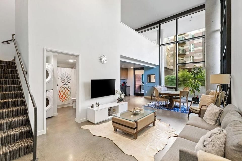 Airy and Open Corner Loft - 92 Walkscore Hotel in Redmond