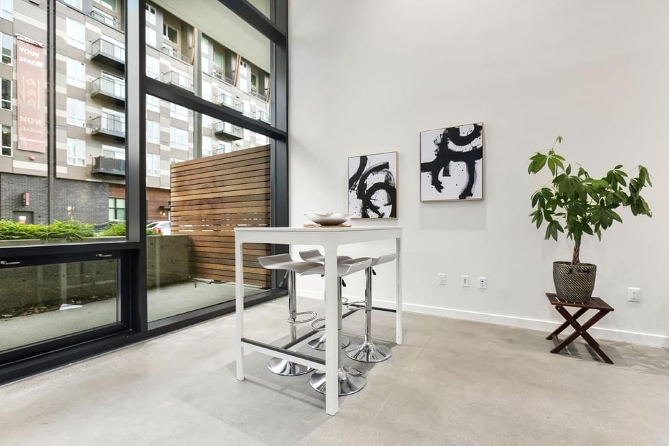 Urban Loft in Redmond Core Hotel in Redmond