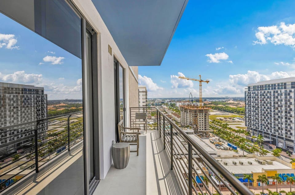 Modern Downtown Doral One-Bedroom Apt Hotel in Doral