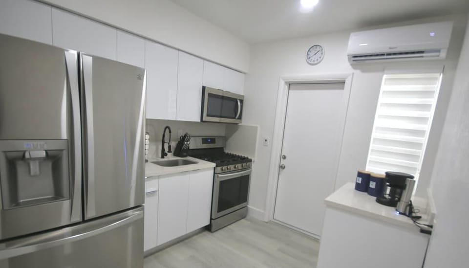 251 Airport Top House Apartments Hotel in Miami