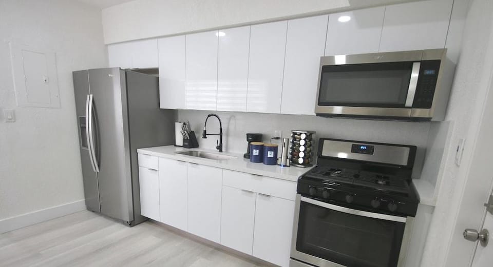 251 Airport Top House Apartments Hotel in Miami