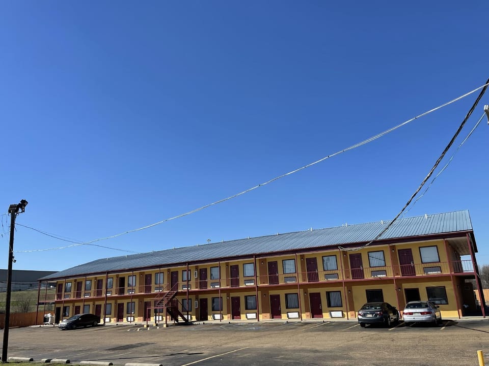 Deluxe Inn Hotel in Jackson