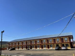 Deluxe Inn Hotel in Jackson