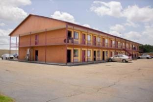 Deluxe Inn Hotel in Jackson