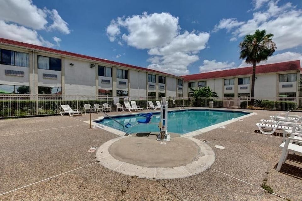 Executive Inn & Suites Hotel in Harris County