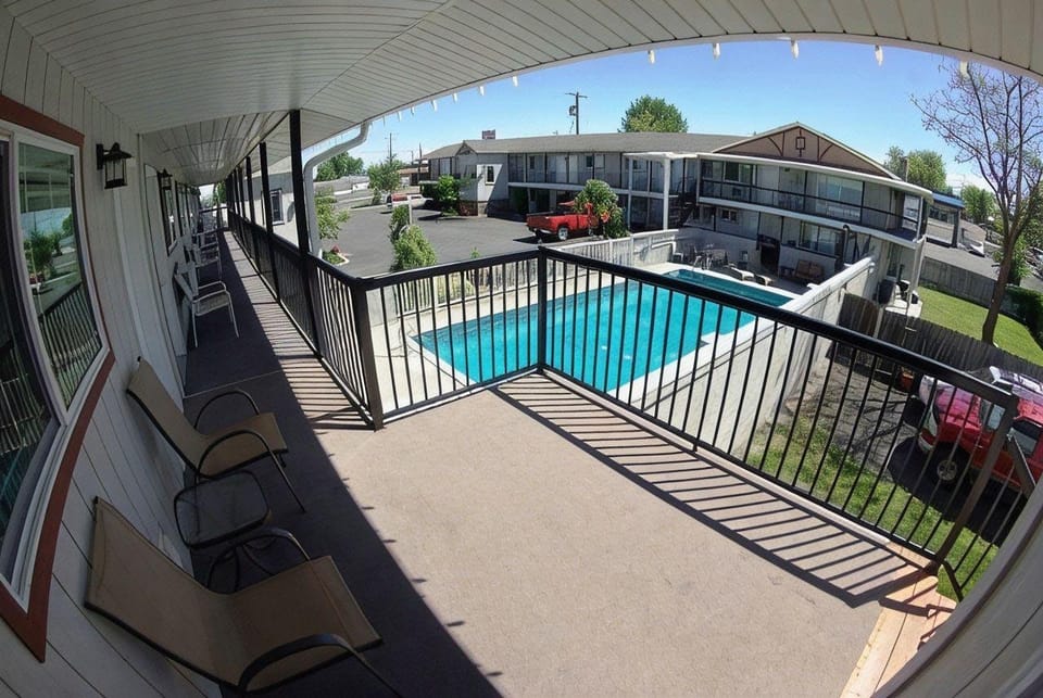 Gateway Inn Hotel in Salmon River