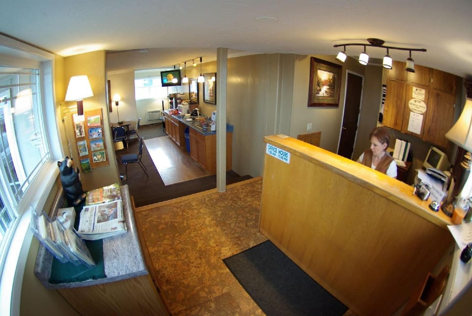 Gateway Inn Hotel in Salmon River