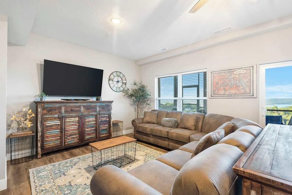 A Birds Eye Bridge View - 5 BDR w/ Private Hot Tub Hotel in Table Rock Lake