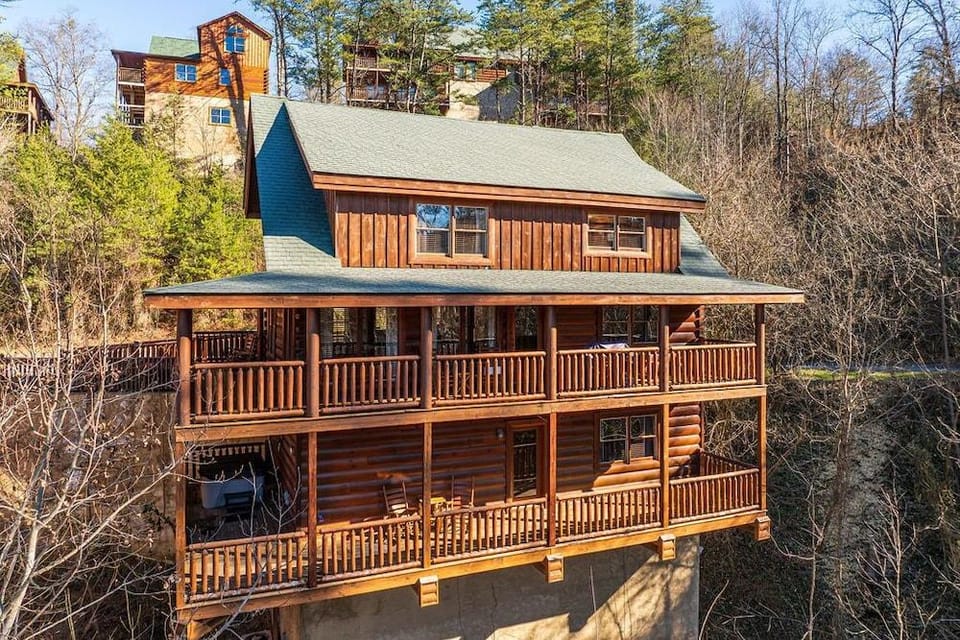 Playhouse Cinema - Four Bedroom Cabin Hotel in Pigeon Forge