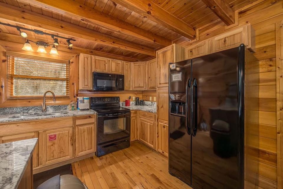 Playhouse Cinema - Four Bedroom Cabin Hotel in Pigeon Forge