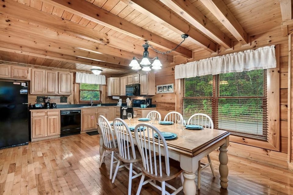 Mayberry - Three Bedroom Cabin Hotel in Pigeon Forge