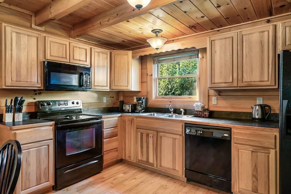 Timberwolf Vista w HotTub Pool View Hotel in Pigeon Forge