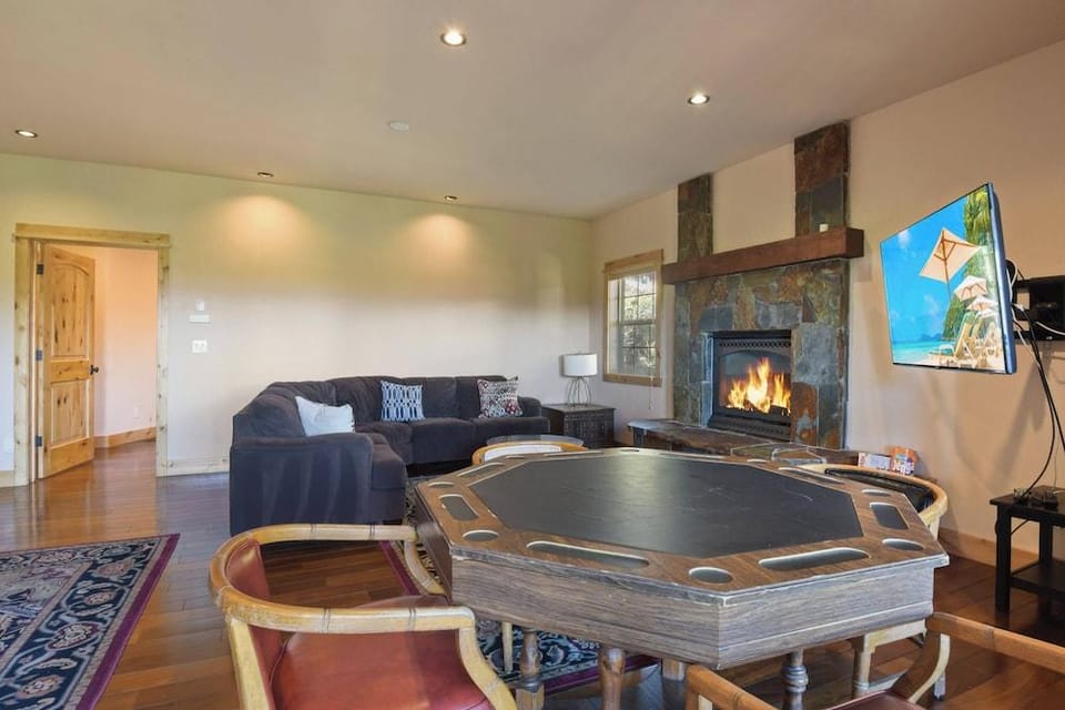 Hilltop Hideaway w/ Game Room & Forest Views! Hotel in Truckee