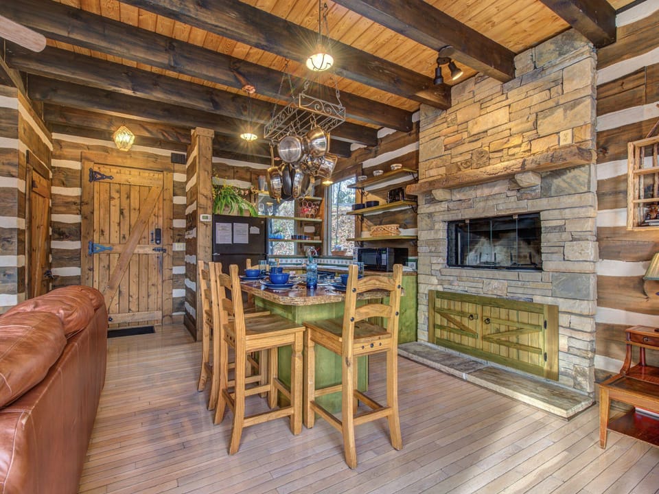 Little Bear by Jackson Mountain Rentals Hotel in Pittman Center