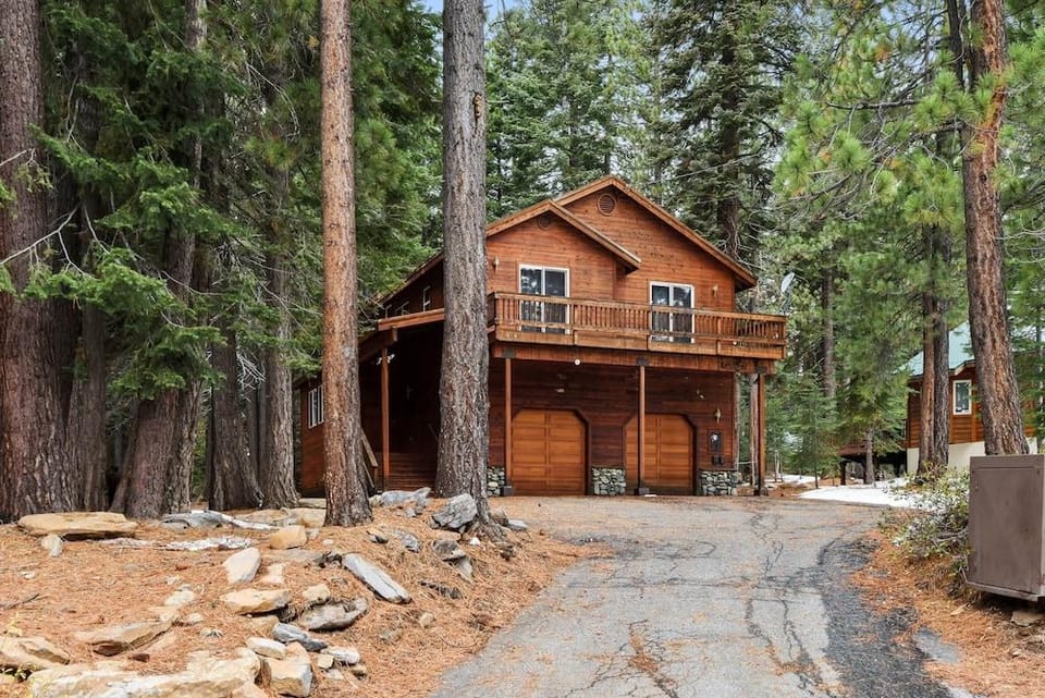 Truckee Pines Retreat Game Room & Forest Views Hotel in Truckee