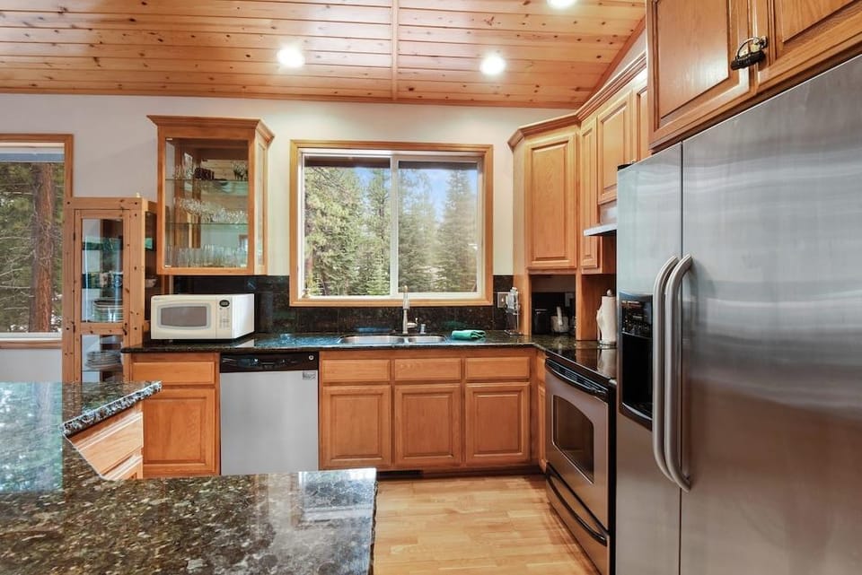 Truckee Pines Retreat Game Room & Forest Views Hotel in Truckee