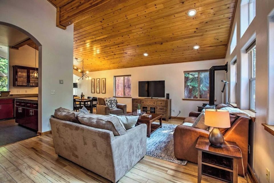 Moosetrack by Avantstay Cozy Cabin In The Of Tahoe Donner w/ Hot Tub Hotel in Truckee