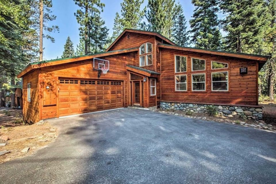 Moosetrack by Avantstay Cozy Cabin In The Of Tahoe Donner w/ Hot Tub Hotel in Truckee