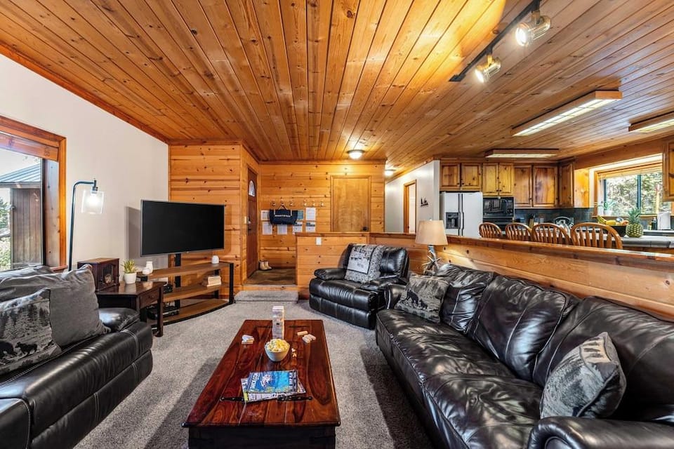 Whiskey Springs by Avantstay Classic Cabin Near Tahoe Donner Ski Area! Hotel in Truckee