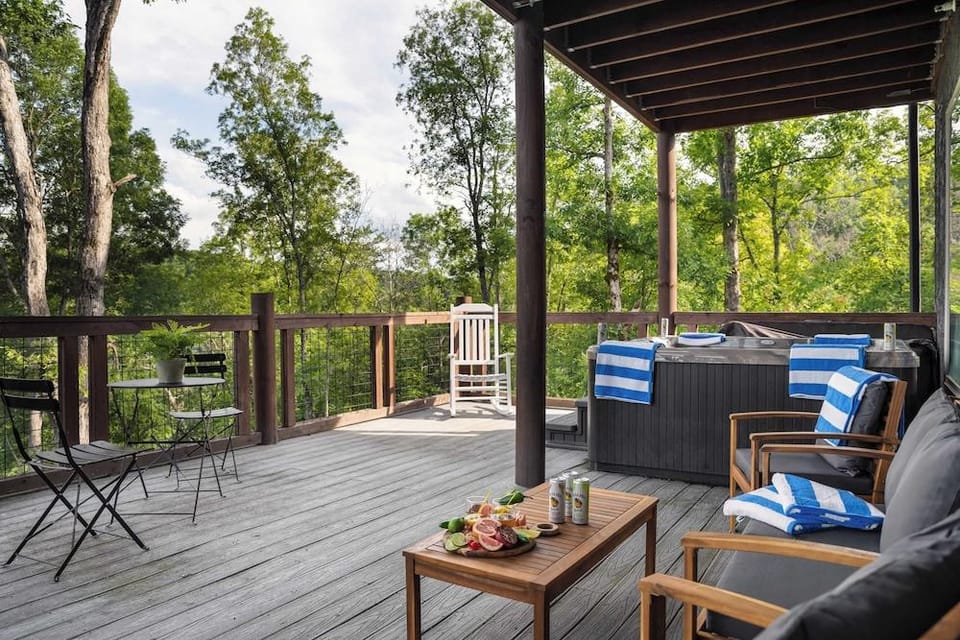 Copperhead by Avantstay Treetop Haven w/ Indoor Pool, Home Theatre & Game Room!! Hotel in Pigeon Forge