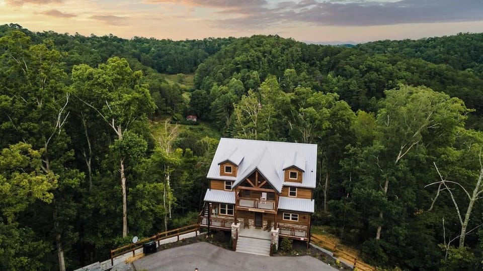 Copperhead by Avantstay Treetop Haven w/ Indoor Pool, Home Theatre & Game Room!! Hotel in Pigeon Forge