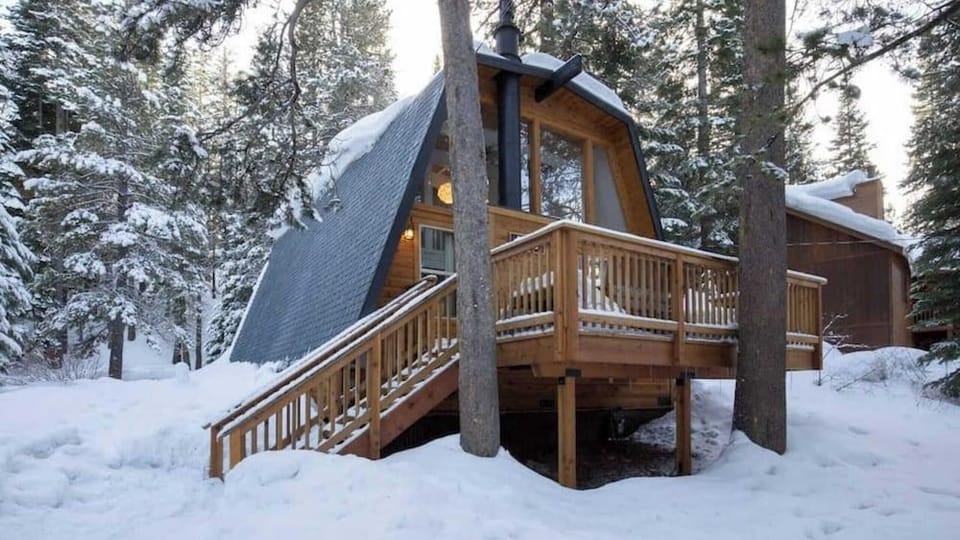 Zephyr by Avantstay Stylish Modified A Frame w/ Access To Tahoe Donner Hotel in Truckee