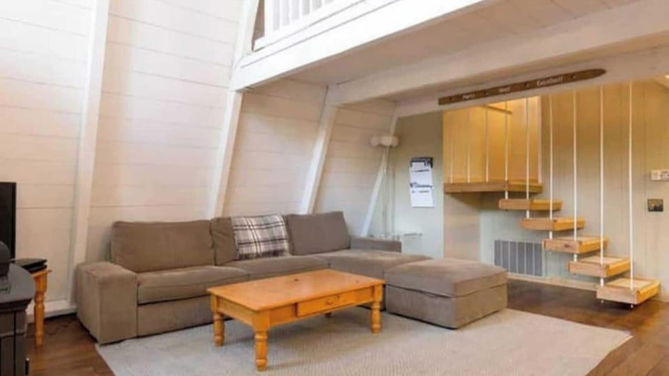 Zephyr by Avantstay Stylish Modified A Frame w/ Access To Tahoe Donner Hotel in Truckee
