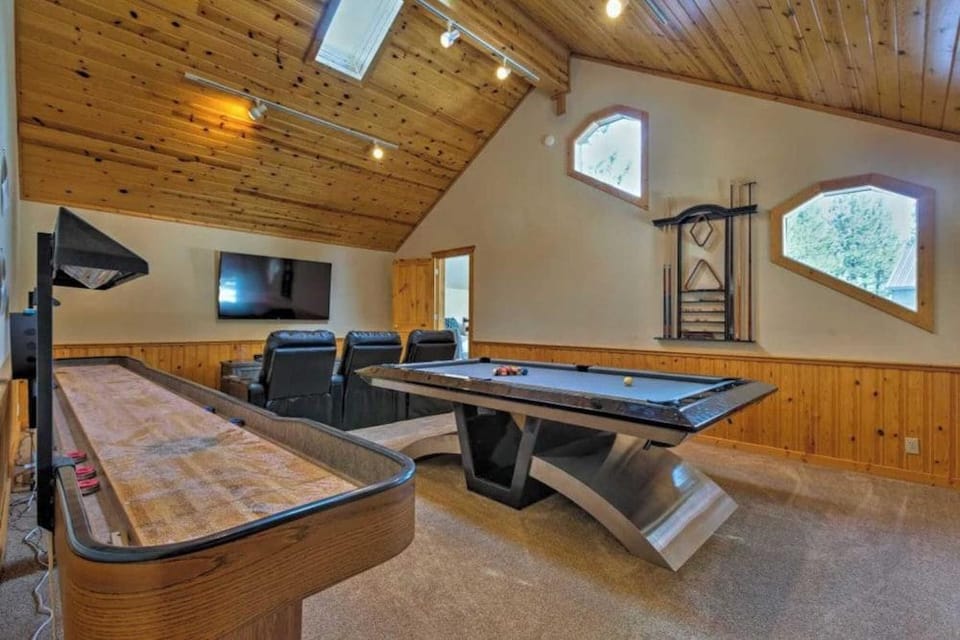 Black Bear by Avantstay Spacious Viking Lodge in Tahoe Donner w/ Game Room & Hot Tub! Hotel in Truckee