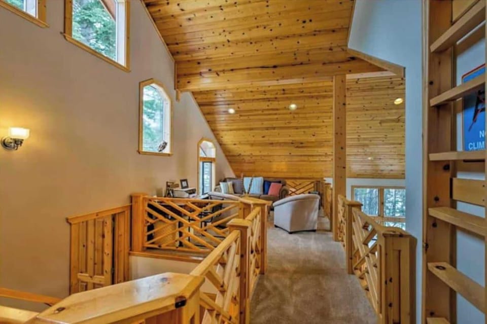 Black Bear by Avantstay Spacious Viking Lodge in Tahoe Donner w/ Game Room & Hot Tub! Hotel in Truckee