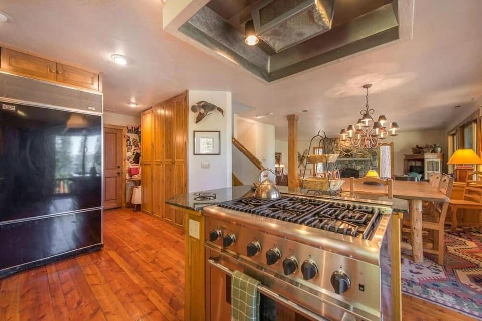 Ellis Peak by Avantstay Beautiful Mckinney Cabin w/ Filtered Lake Views Hotel in Homewood