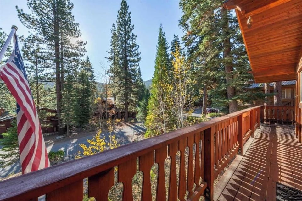 Wolf's Lair by Avantstay Swiss Chalet w/ Private Hot Tub & Access to Northstar Resort Community Hotel in Northstar Drive