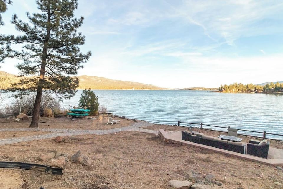 Shoreline Lakehouse by Avantstay Majestic Lakefront Cabin w/ Hot Tub & Fire Pit! Hotel in Big Bear