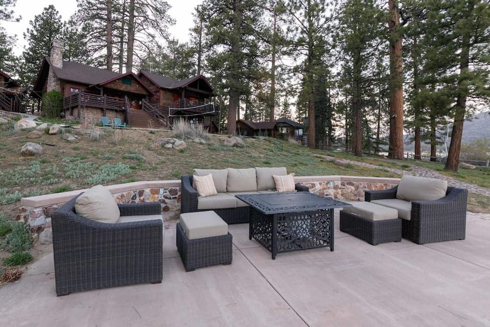 Shoreline Lakehouse by Avantstay Majestic Lakefront Cabin w/ Hot Tub & Fire Pit! Hotel in Big Bear
