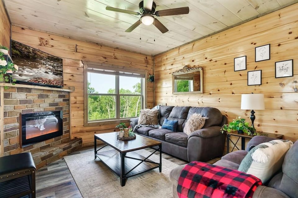 Eagle Splash Vista| Pool Projector, Pet Friendly, Game Room Hotel in Sevierville