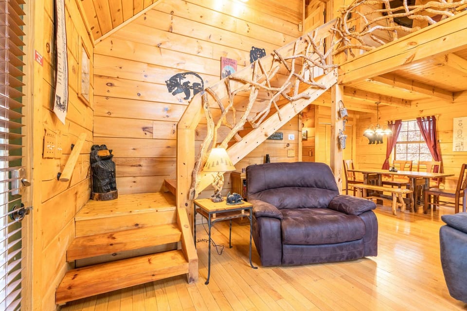 Moonshine Ridge Cabin with Hot Tub and Fire Pit Hotel in Pigeon Forge