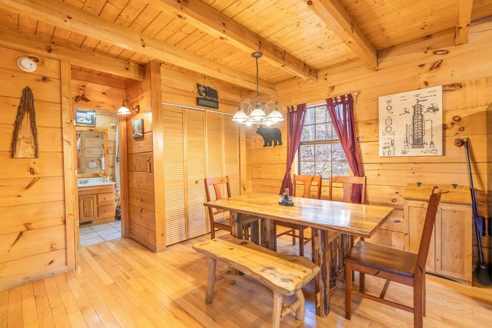Moonshine Ridge Cabin with Hot Tub and Fire Pit Hotel in Pigeon Forge