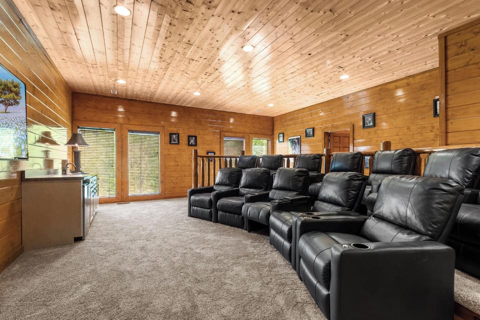 Mountain Theatre Lodge Hotel in Pigeon Forge