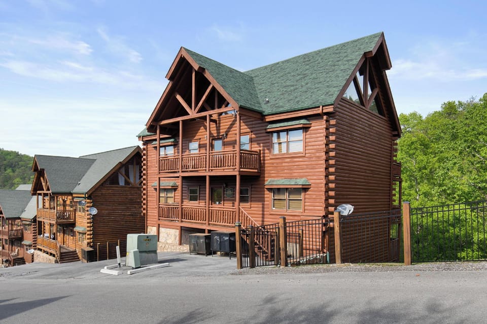 Mountain Theatre Lodge Hotel in Pigeon Forge