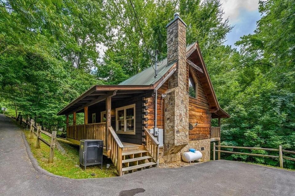 Sunrise Woods Retreat Hotel in Sevierville