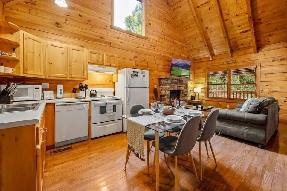 Sunrise Woods Retreat Hotel in Sevierville