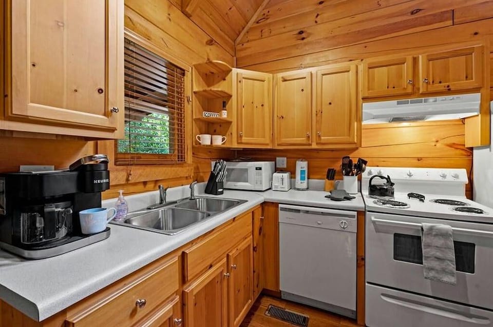 Sunrise Woods Retreat Hotel in Sevierville