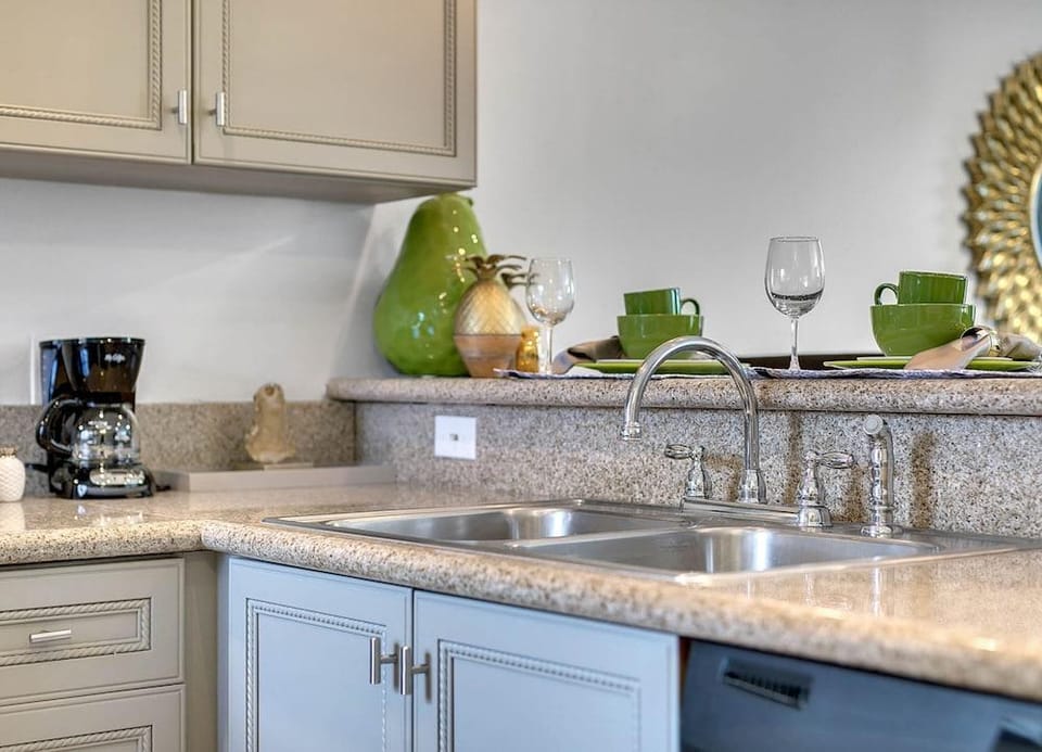 2 Bedroom l Waterpark & Resort Amenities Included, Themed Rooms Hotel in Kissimmee