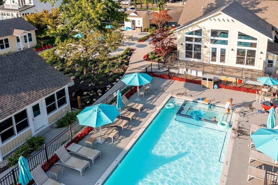 Old Pike Cottages Hotel in Saugatuck